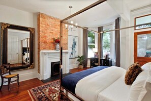 8 slaapkamers, een bureau, een strijkplank/strijkijzer, reisbedje