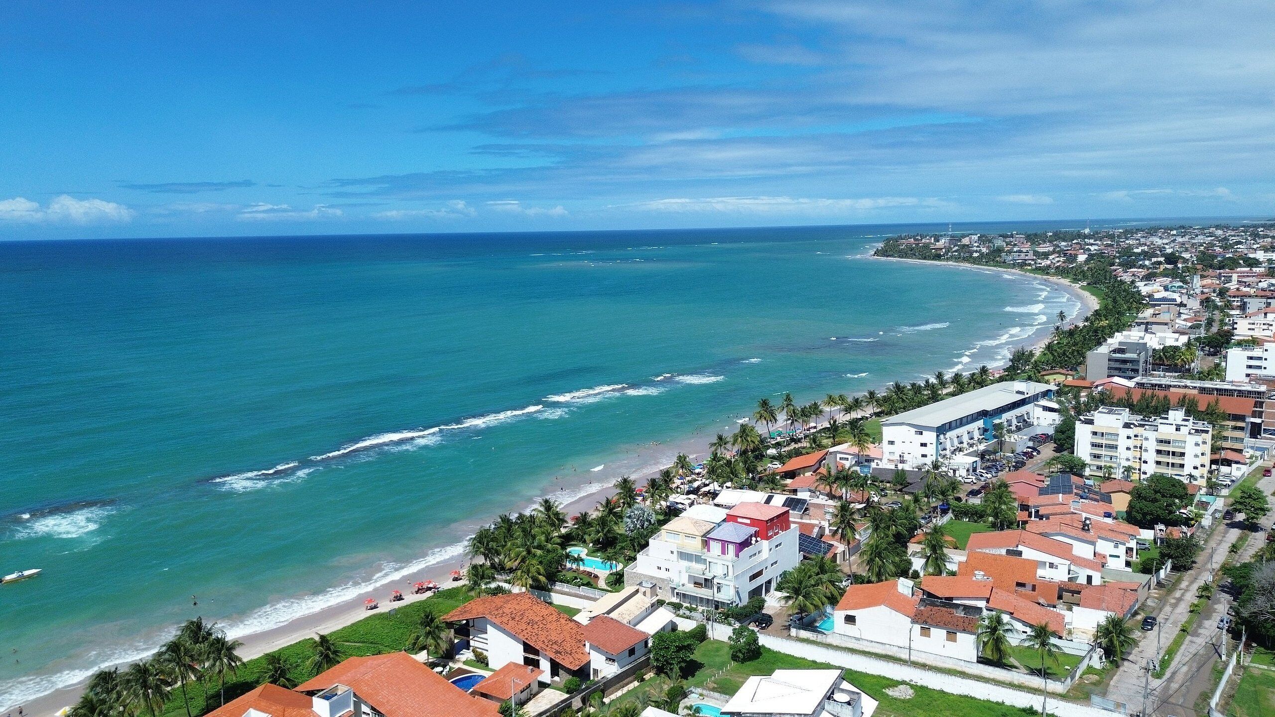 En la playa y playa de arena blanca 
