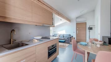 Appartamento, patio, vista lago | Cucina privata | Frigorifero con congelatore, microonde, forno, piano cottura