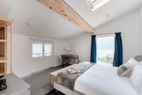 Appartamento, patio, vista lago | Biancheria da letto di alta qualità, copriletto in piuma. Luce