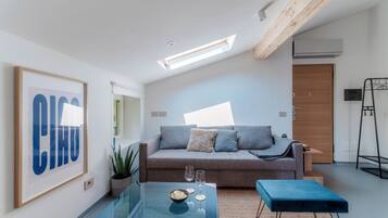 公寓, 露台, 湖景 | 高档床上用品、羽绒被、熨斗/熨衣板、婴儿床