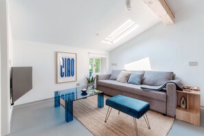 公寓, 露台, 湖景 | 客厅 | 30-英寸电视（配备数码频道）