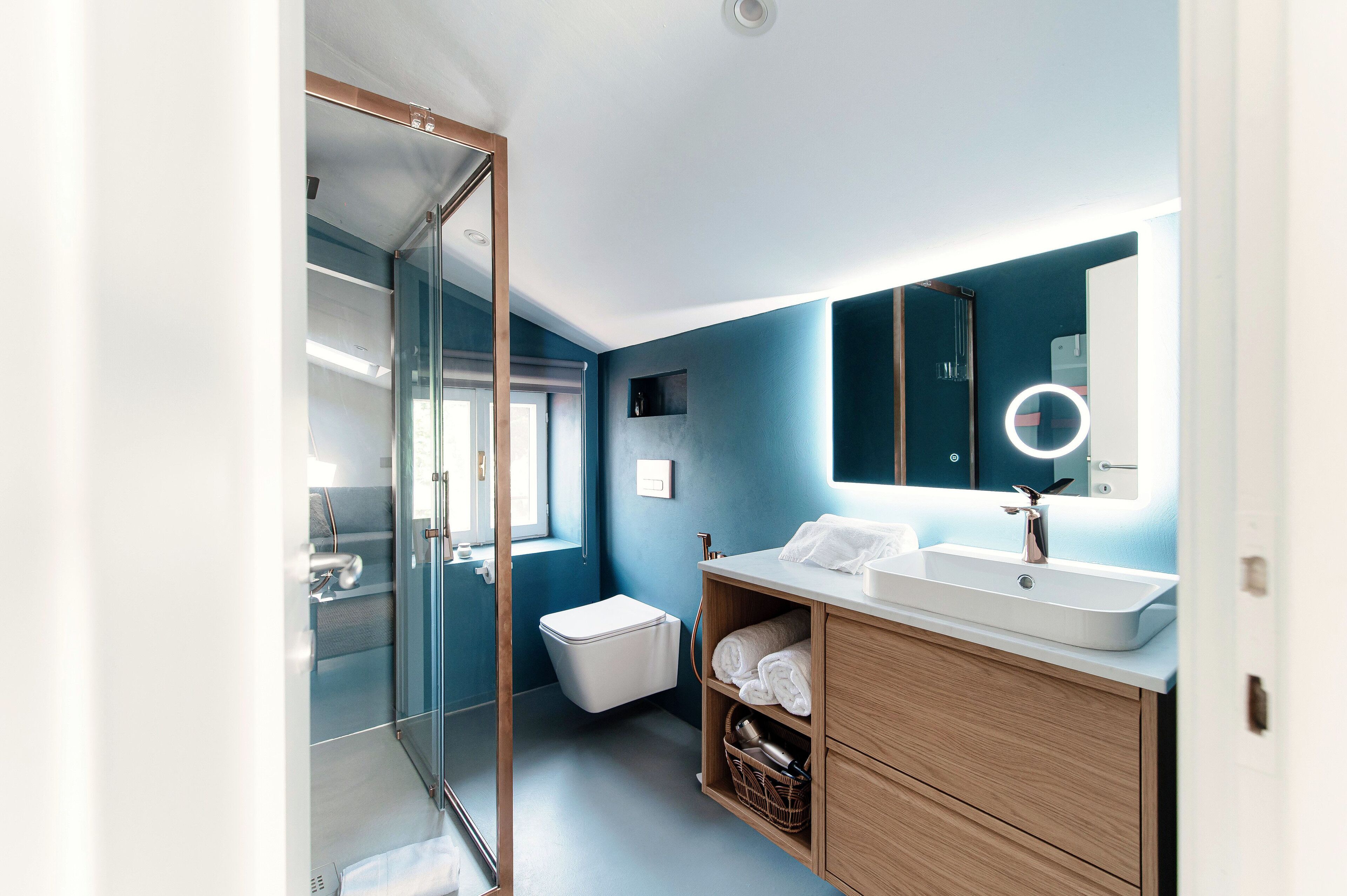 Appartamento, patio, vista lago | Bagno | Doccia, set di cortesia gratuito, asciugacapelli, bidet