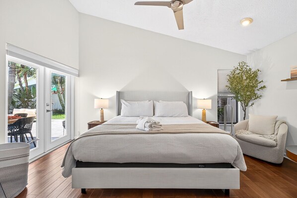 3 bedrooms, desk, iron/ironing board, travel cot