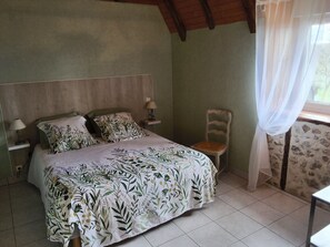 3 bedrooms, iron/ironing board, WiFi, bed sheets
