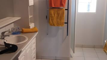 Dusche, Haartrockner, HandtĂŒcher