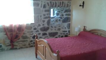 2 bedrooms, iron/ironing board, WiFi