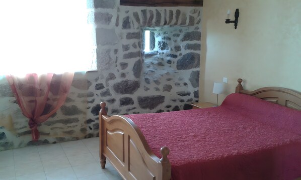 2 bedrooms, iron/ironing board, WiFi - Holiday Home 'Gîte Le Rosier' with Wi-Fi (Saint-Mamet-la-Salvetat)