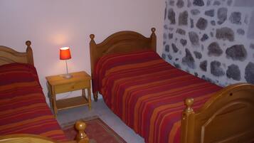 2 bedrooms, iron/ironing board, WiFi