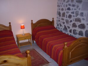 2 bedrooms, iron/ironing board, WiFi