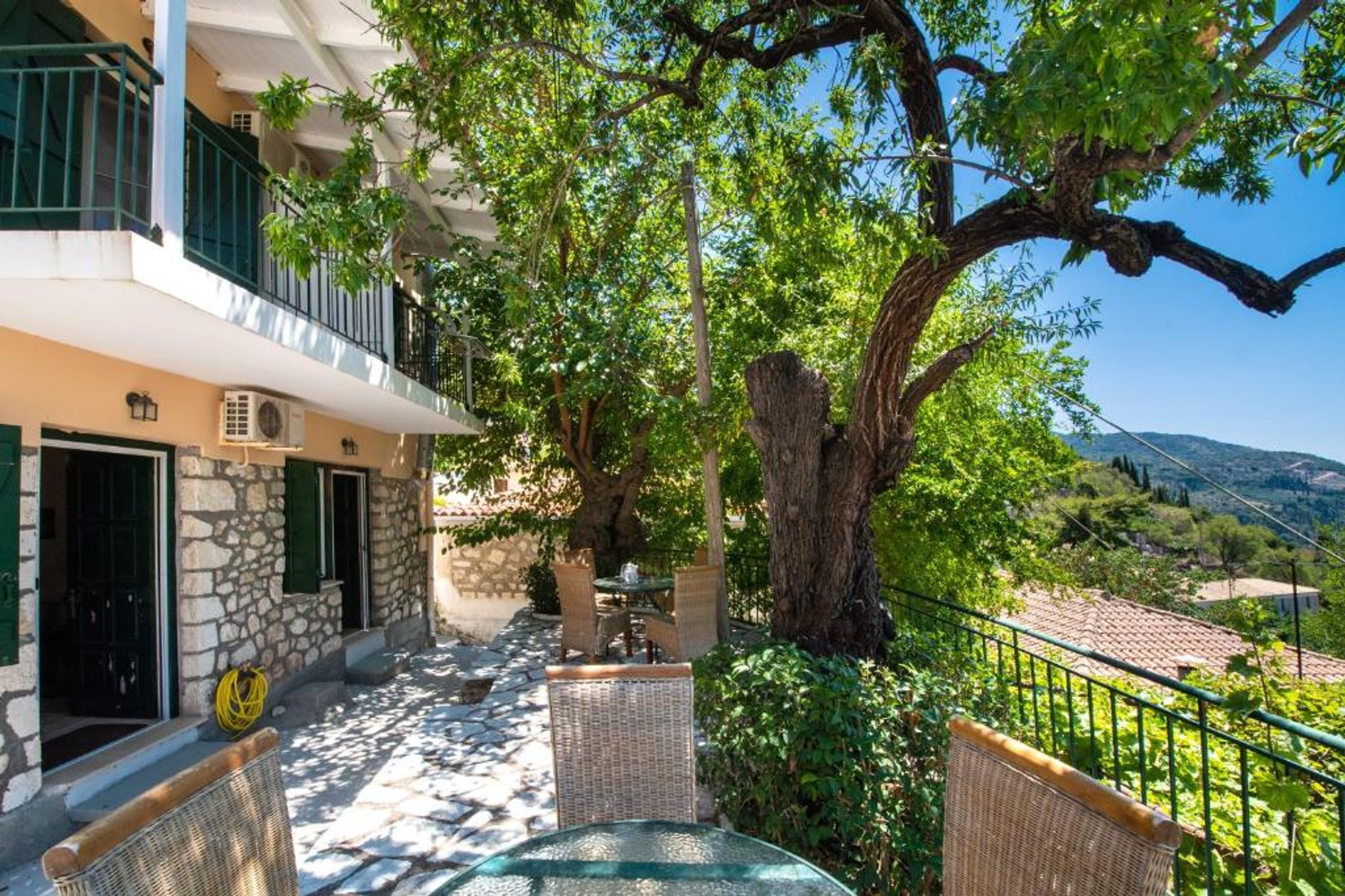 تناول الطعام بالخارج