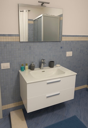 Douche, sĂšche-cheveux, serviettes fournies, savon