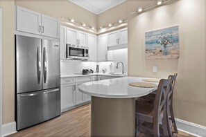 Kylskåp, mikrovågsugn, spishäll och kaffe- och tebryggare