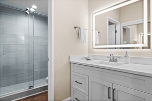 Douche, séchoir à cheveux, serviettes fournies