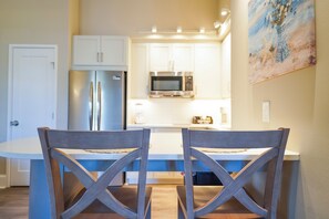 Kylskåp, mikrovågsugn, spishäll och kaffe- och tebryggare