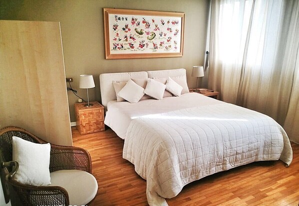 Iron/ironing board, bed sheets