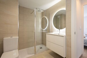 Douche, sĂšche-cheveux, serviettes fournies, papier toilette