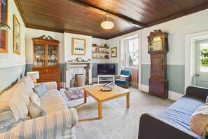 TV, fireplace, offices