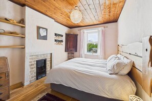 4 bedrooms, desk, iron/ironing board, travel crib
