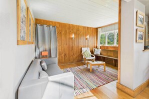 Télévision, cheminée, livres, espaces bureaux