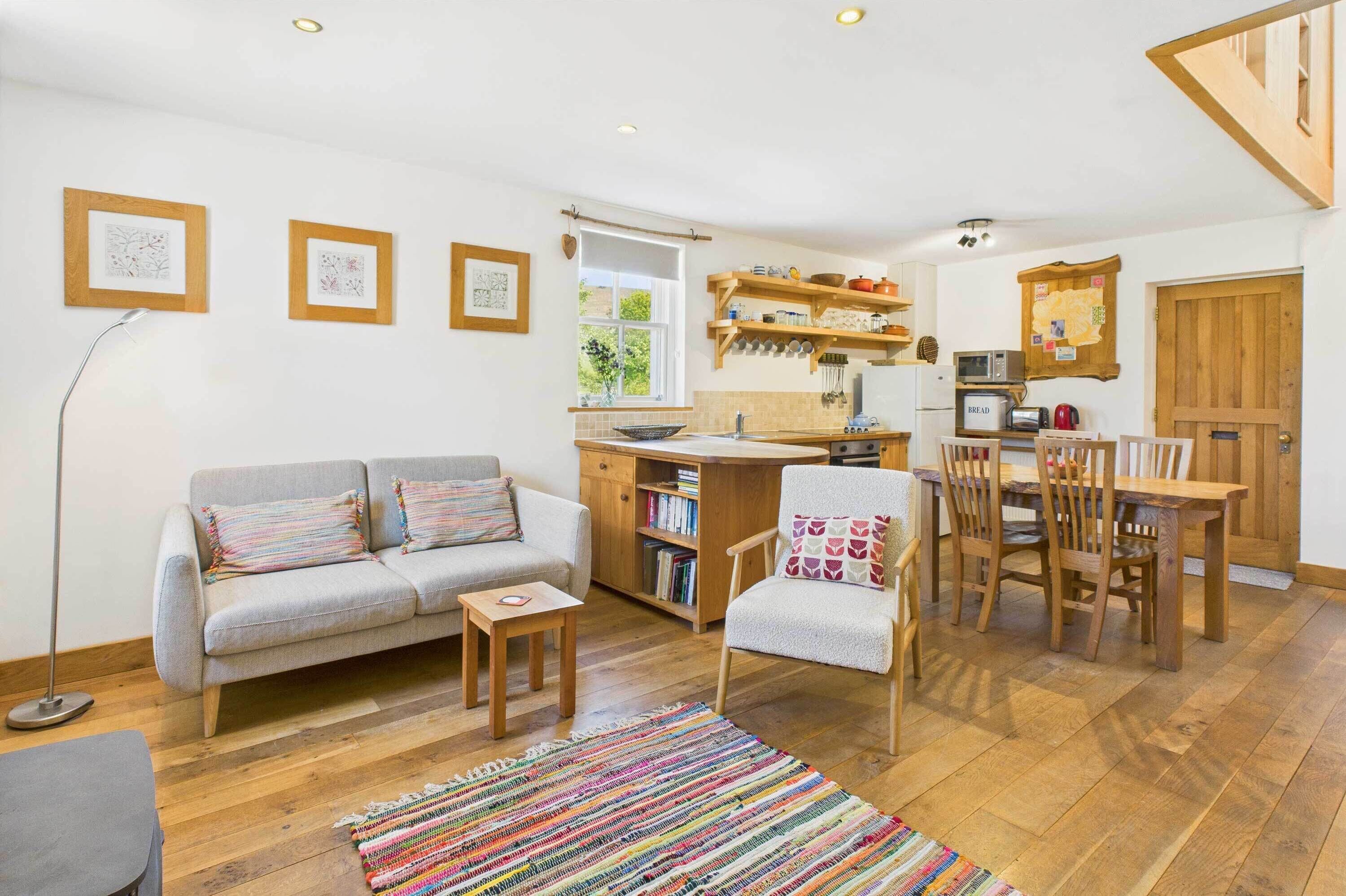 Télévision, cheminée, espaces bureaux