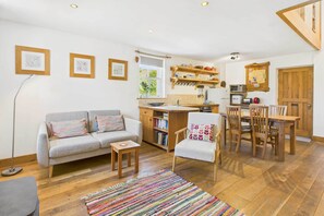 テレビ、暖炉、書庫、書斎 / ワークスペース