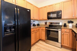 Een koelkast, een microgolfoven, een oven, een kookplaat