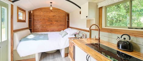 Skrivebord og sengetøy
