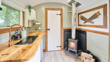 Fridge, coffee/tea maker, electric kettle, toaster