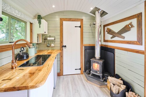 Host & Stay | Dipple Farm Shepherds Hut
