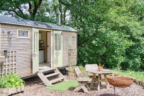 Host & Stay | Dipple Farm Shepherds Hut