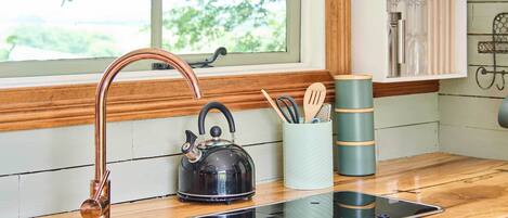 Jääkaappi, kahvin-/teenkeitin, leivänpaahdin