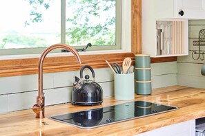 Réfrigérateur, cafetière/bouilloire, bouilloire électrique, grille-pain