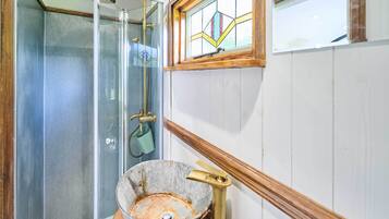 Douche, serviettes fournies, shampooing