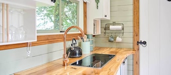 Host & Stay | Dipple Farm Shepherds Hut