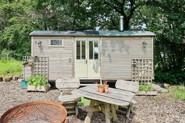 Dipple Farm Shepherd's Hut, Woolfardisworthy - Host & Stay