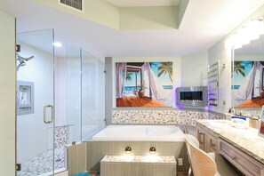 Hair dryer, towels - 7th Floor Beachfront Condo w/ Beach Service in Destin! 🐚🌴🐬 (Destin)