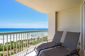 Property grounds - 7th Floor Beachfront Condo w/ Beach Service in Destin! 🐚🌴🐬 (Destin)