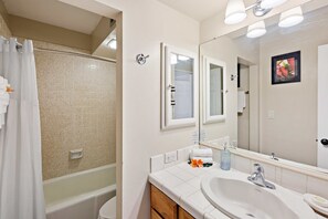Towels - Kahana Manor 316: 1  BR, 1  BA Condominium in Lahaina, Sleeps 2 (Lahaina)