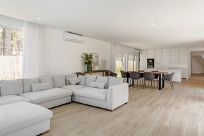 Villa | 5 bedrooms - Aroeira Modern Grand Villa With Pool by Homing (Almada)