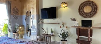 Palmwood Studio | Bright & Clean