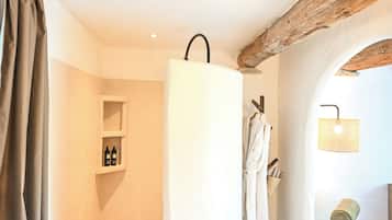 Deluxe Double Room | Minibar, individually decorated, individually furnished, free WiFi