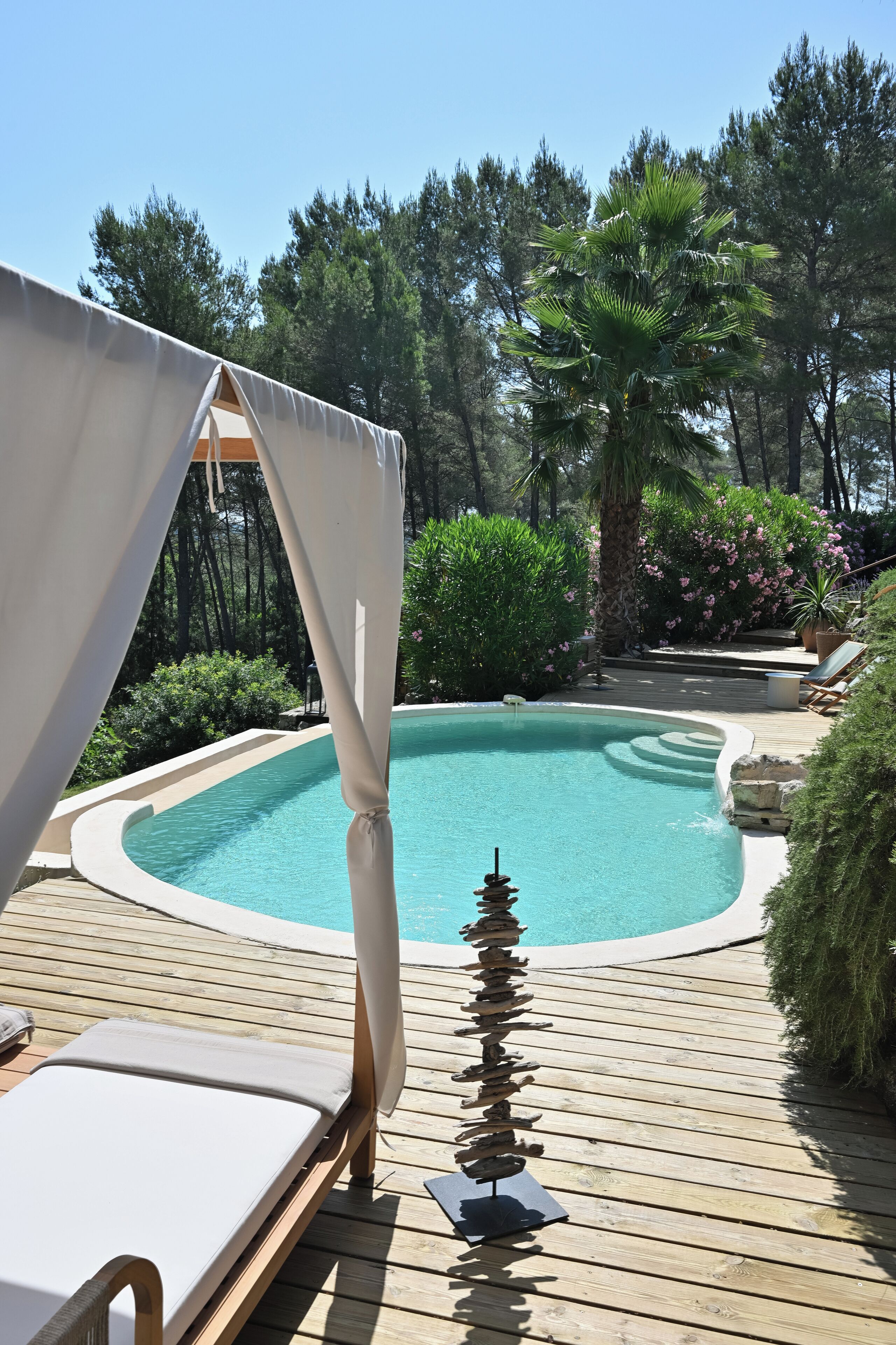 2 สระว่ายน้ำกลางแจ้ง, ร่มริมสระว่ายน้ำ, เก้าอี้อาบแดดริมสระ