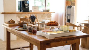 Een ontbijtbuffet met diverse gerechten en sauzen op een houten tafel.