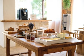 Free daily buffet breakfast