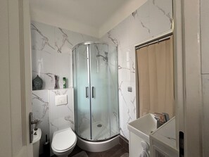 Douche, sĂšche-cheveux, serviettes fournies, savon