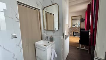 Doccia, asciugacapelli, asciugamani, sapone