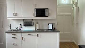 Microonde, forno, piano cottura, pentole/stoviglie/utensili