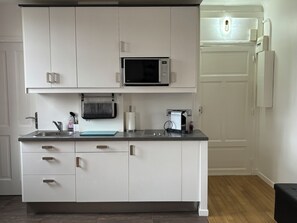 Microwave, oven, stovetop, cookware/dishes/utensils