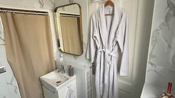 Doccia, asciugacapelli, asciugamani, sapone